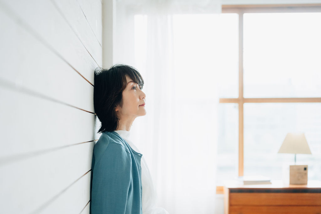 窓辺でくつろぐ講師