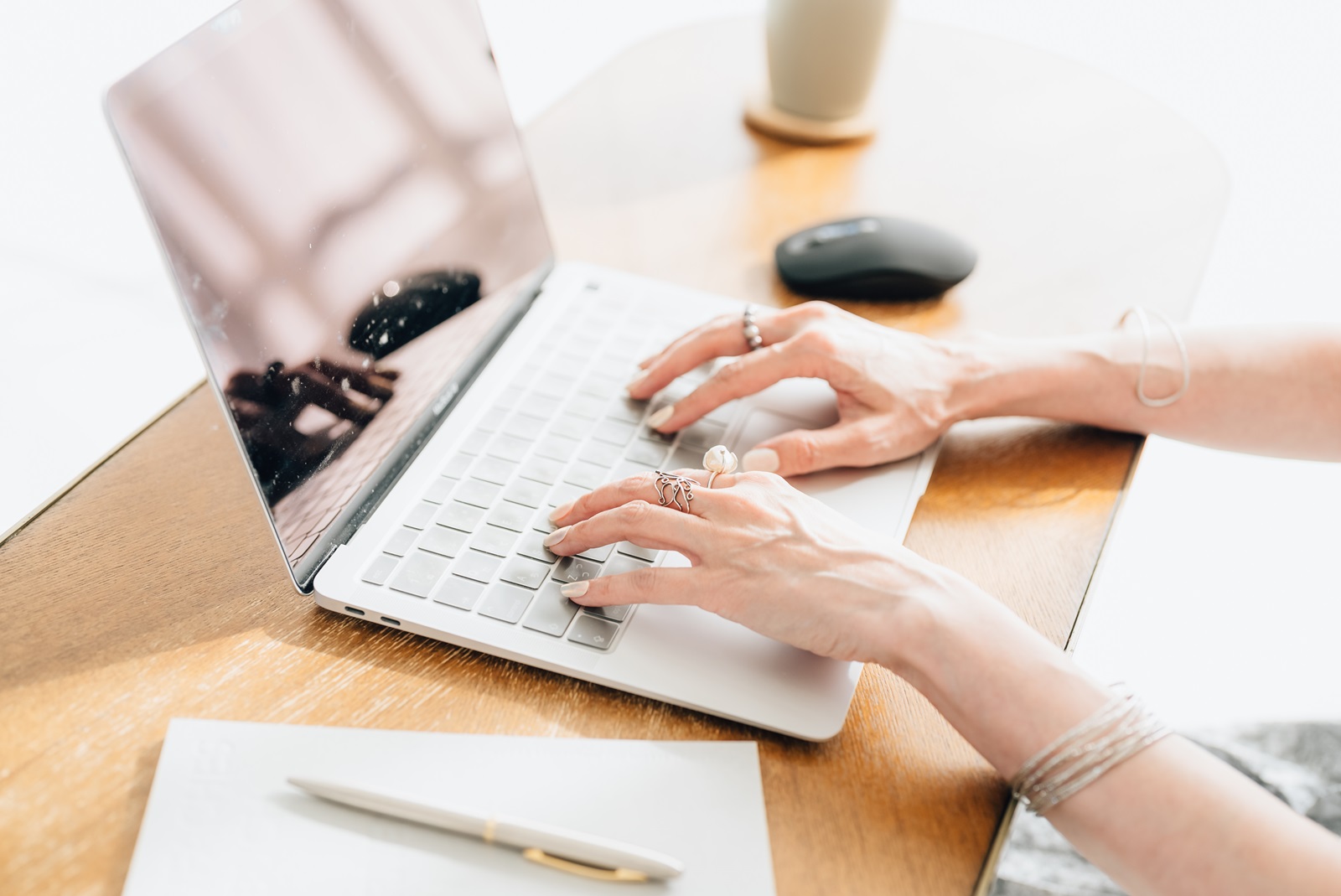 キーボードを打つ手元